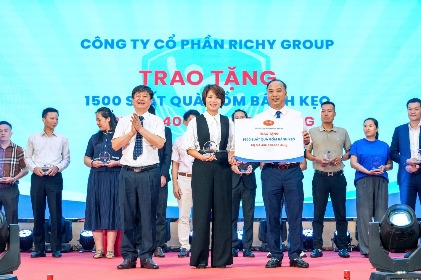 Đại diện Richy Group trao tặng 1.500 suất quà tại chương trình
