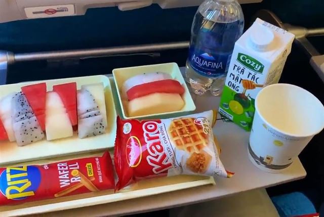 Egg-stuffed waffle Karo - a delicate snacks on VietnamAirlines